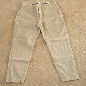 GAP Women's Girlfriend Crop Pants. Size 6.